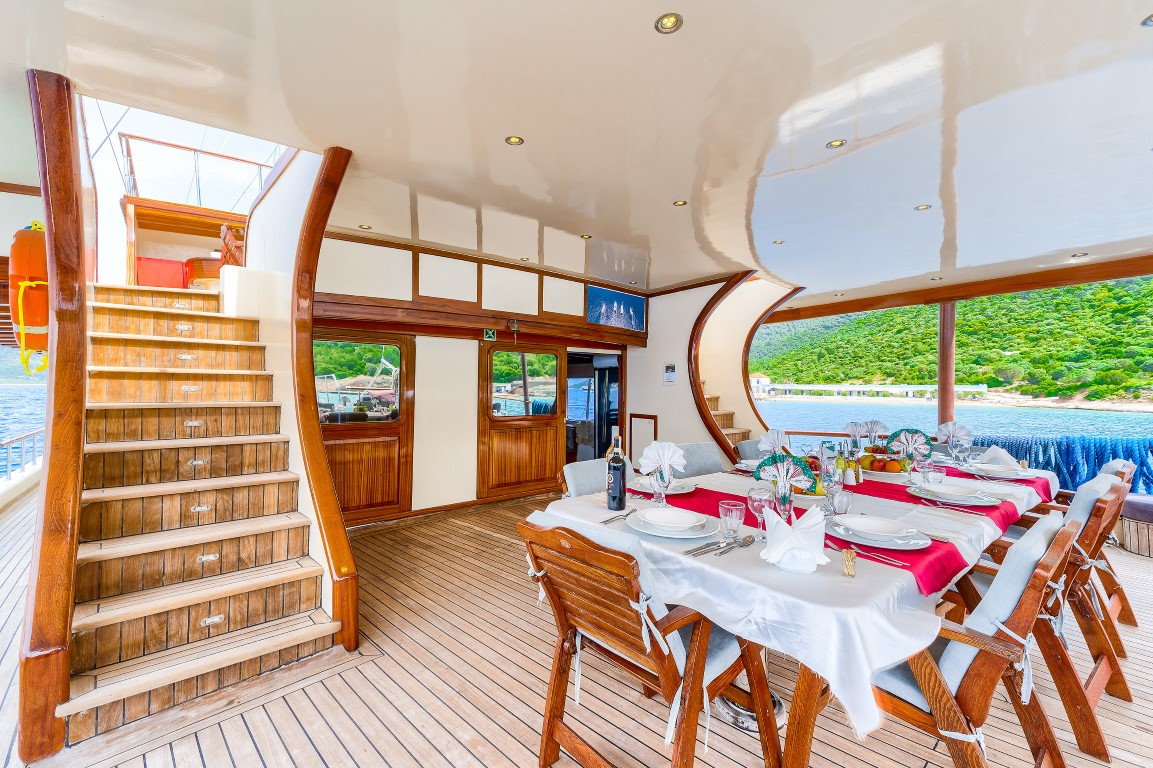 chartering luxury yacht