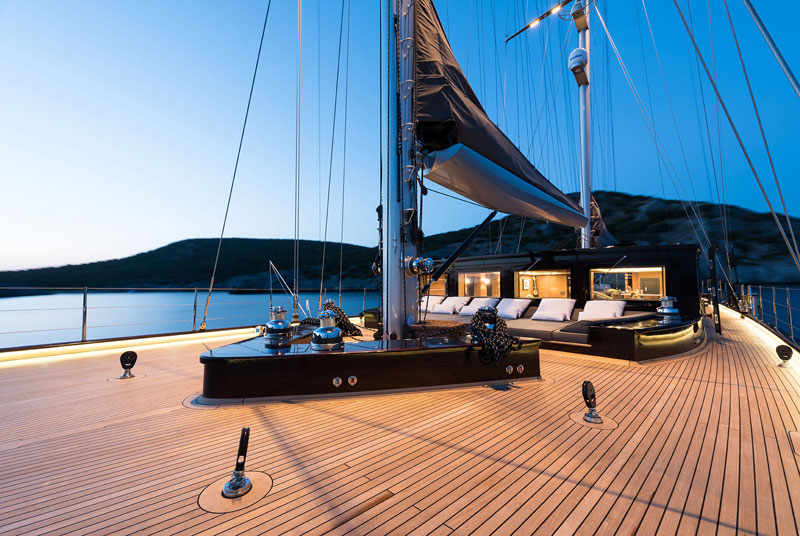 renting luxury sailing yacht