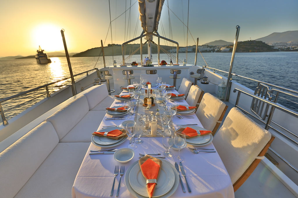 Luxury sailing yacht For Rent Mykonos