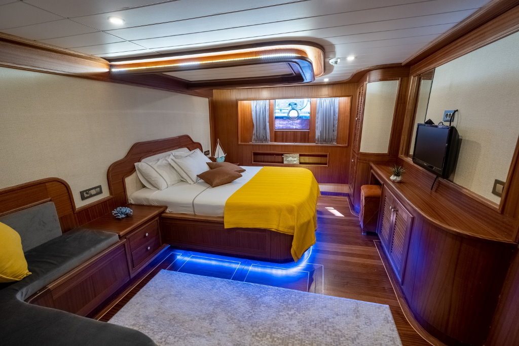 Rent 4 Cabin Motor Yacht Istanbul